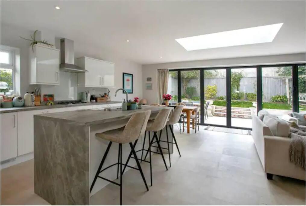 Beautiful 4 Double Bedroom House In Poole With Hot Tub, Near Sandbanks Exteriér fotografie